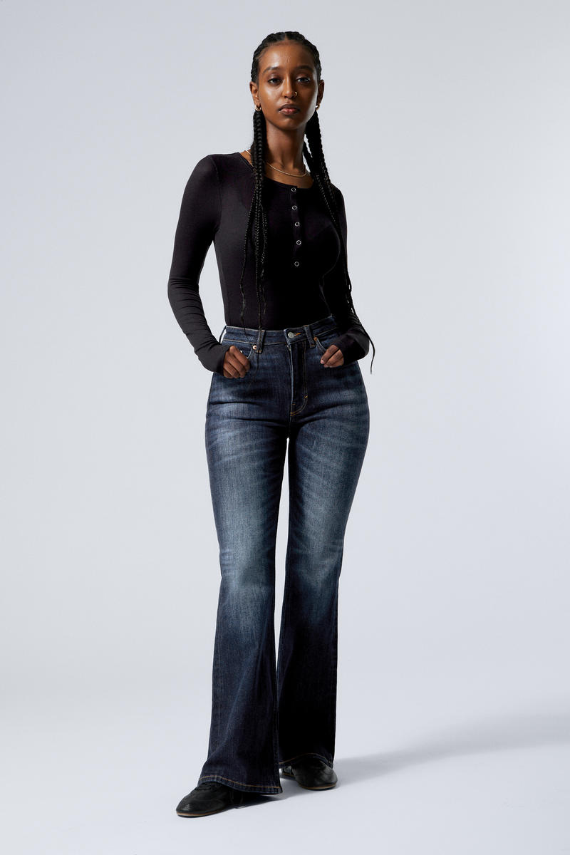 Glow Curve High Waisted Regular Flared Leg Jeans von Weekday