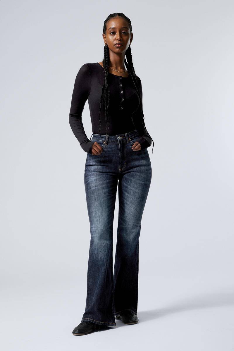 Glow Curve High Waisted Regular Flared Leg Jeans von Weekday