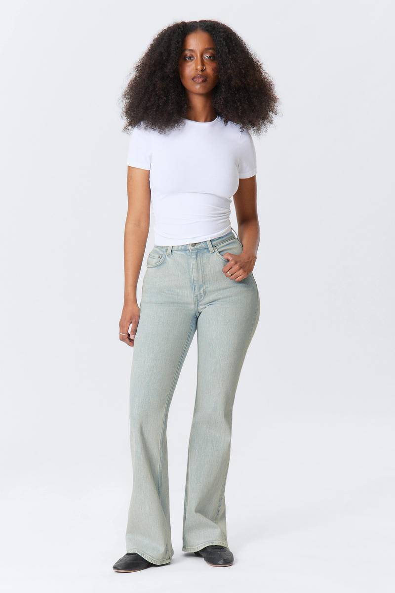 Glow Curve High Waisted Regular Flared Leg Jeans von Weekday