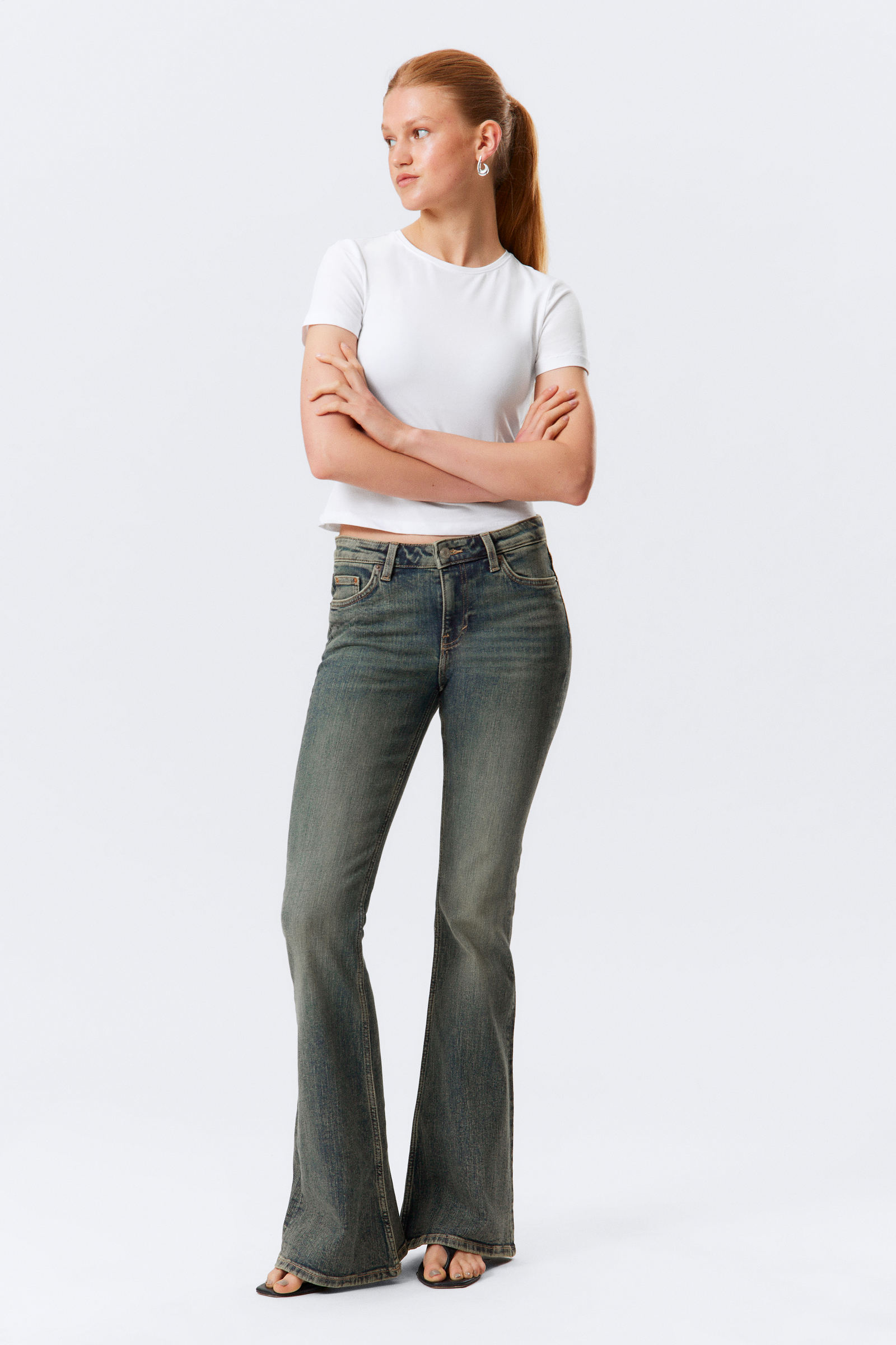 Katsumi Low Rise Slim Flared Leg Jeans von Weekday