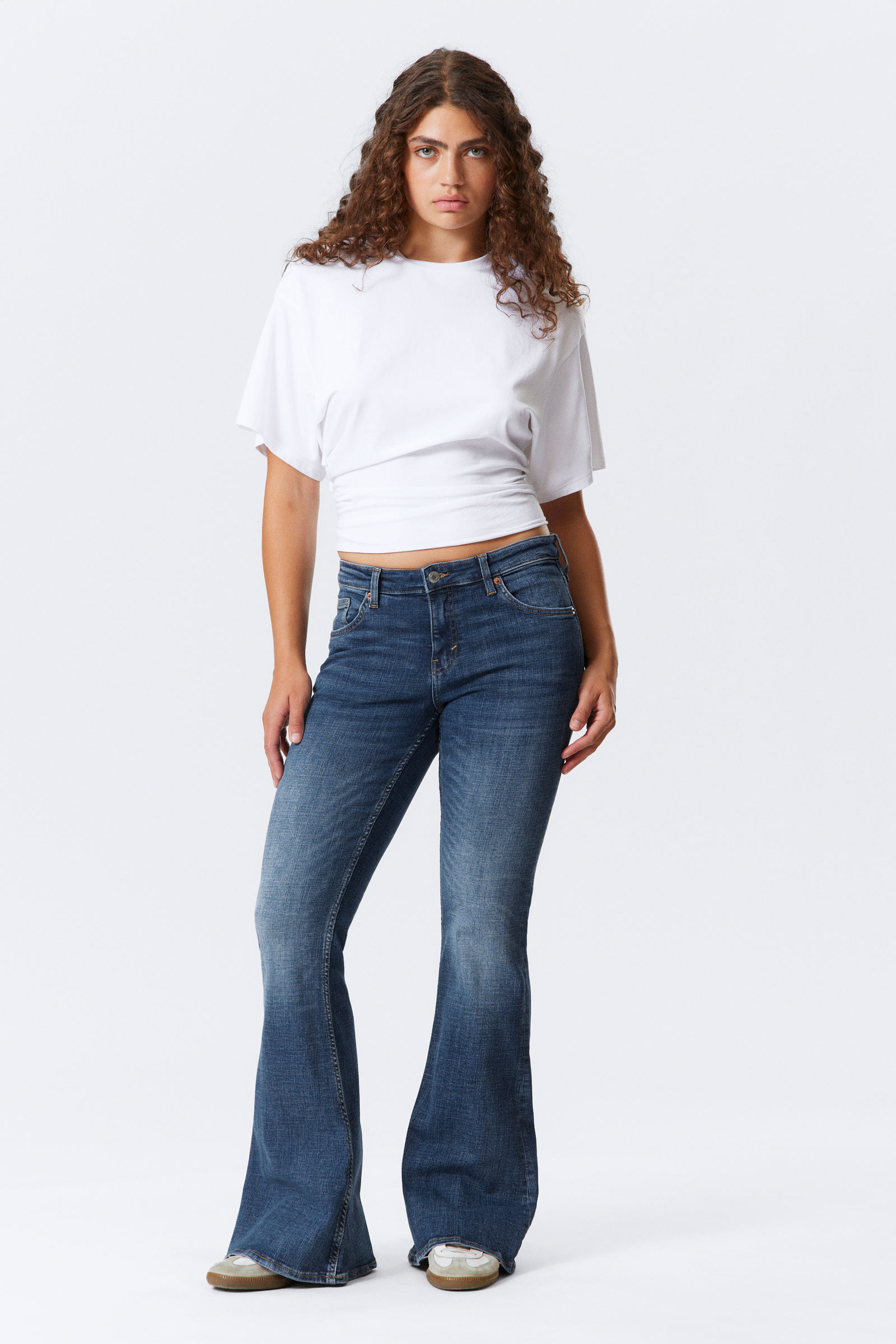 Katsumi Low Rise Slim Flared Leg Jeans von Weekday