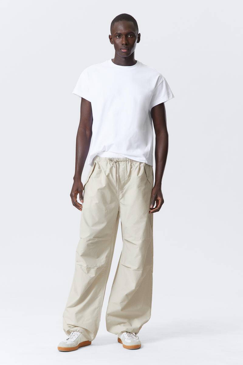 Loose Pleated Parachute Trousers von Weekday