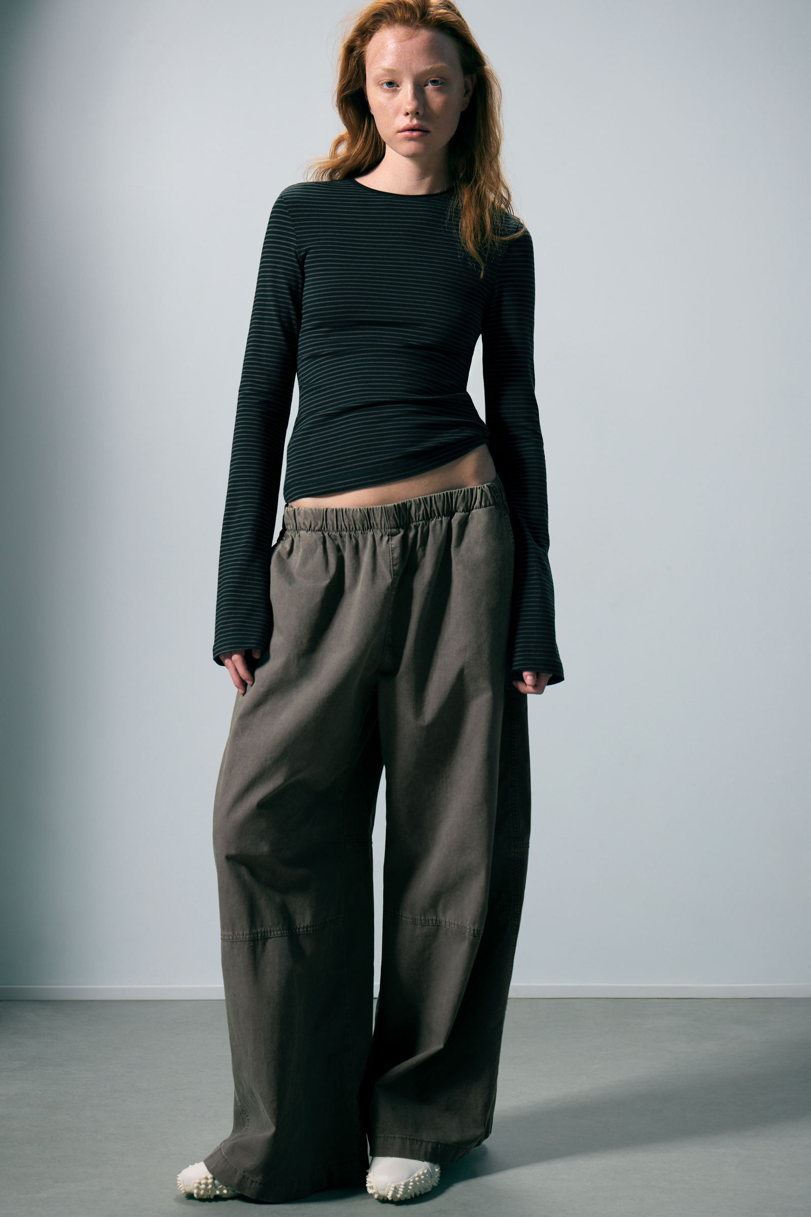 Low Rise Baggy Pull-On Trousers von Weekday