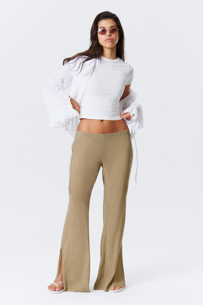 Low Rise Flared Crinkled Trousers von Weekday