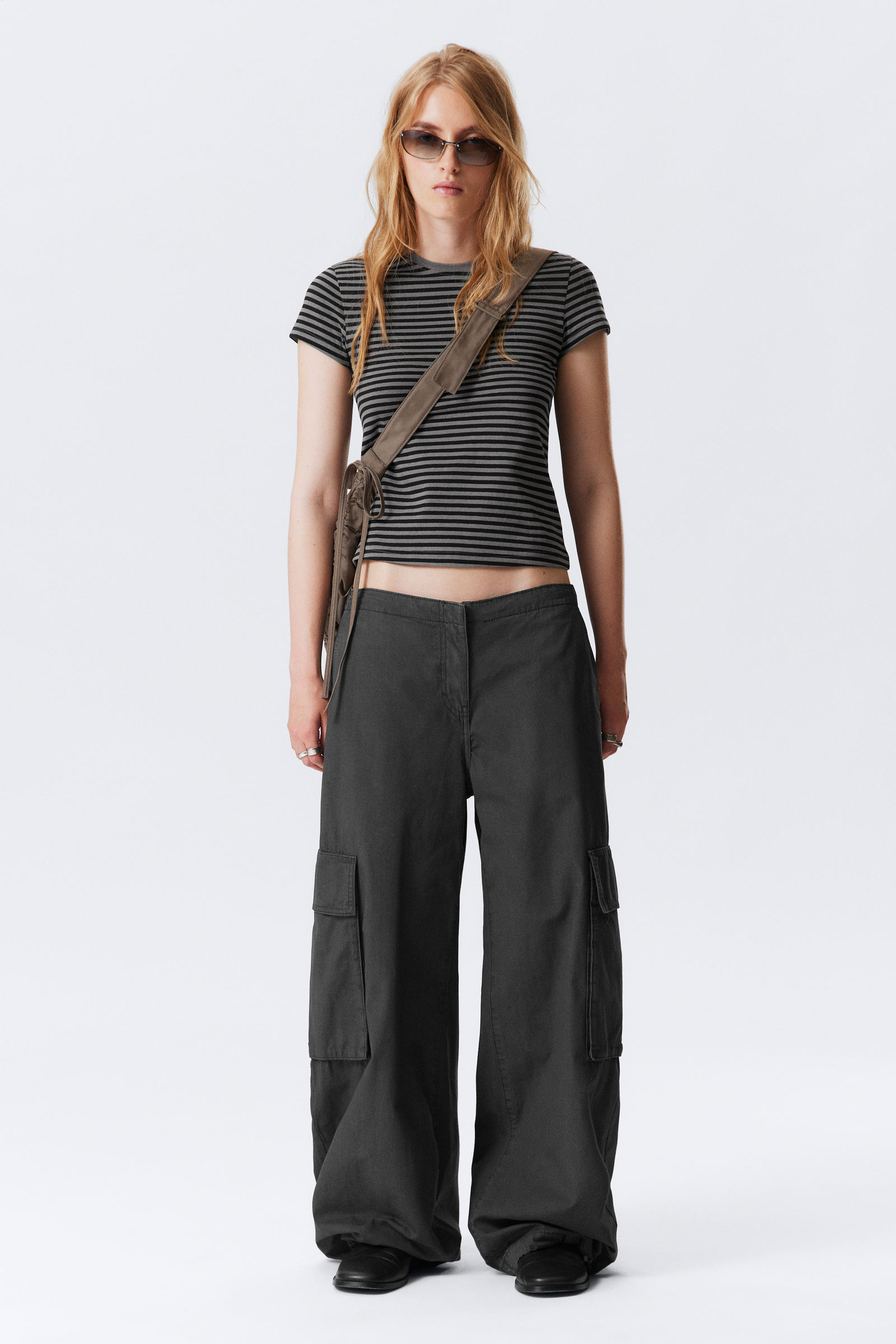 Low Rise Wide Leg Cargo Trousers von Weekday