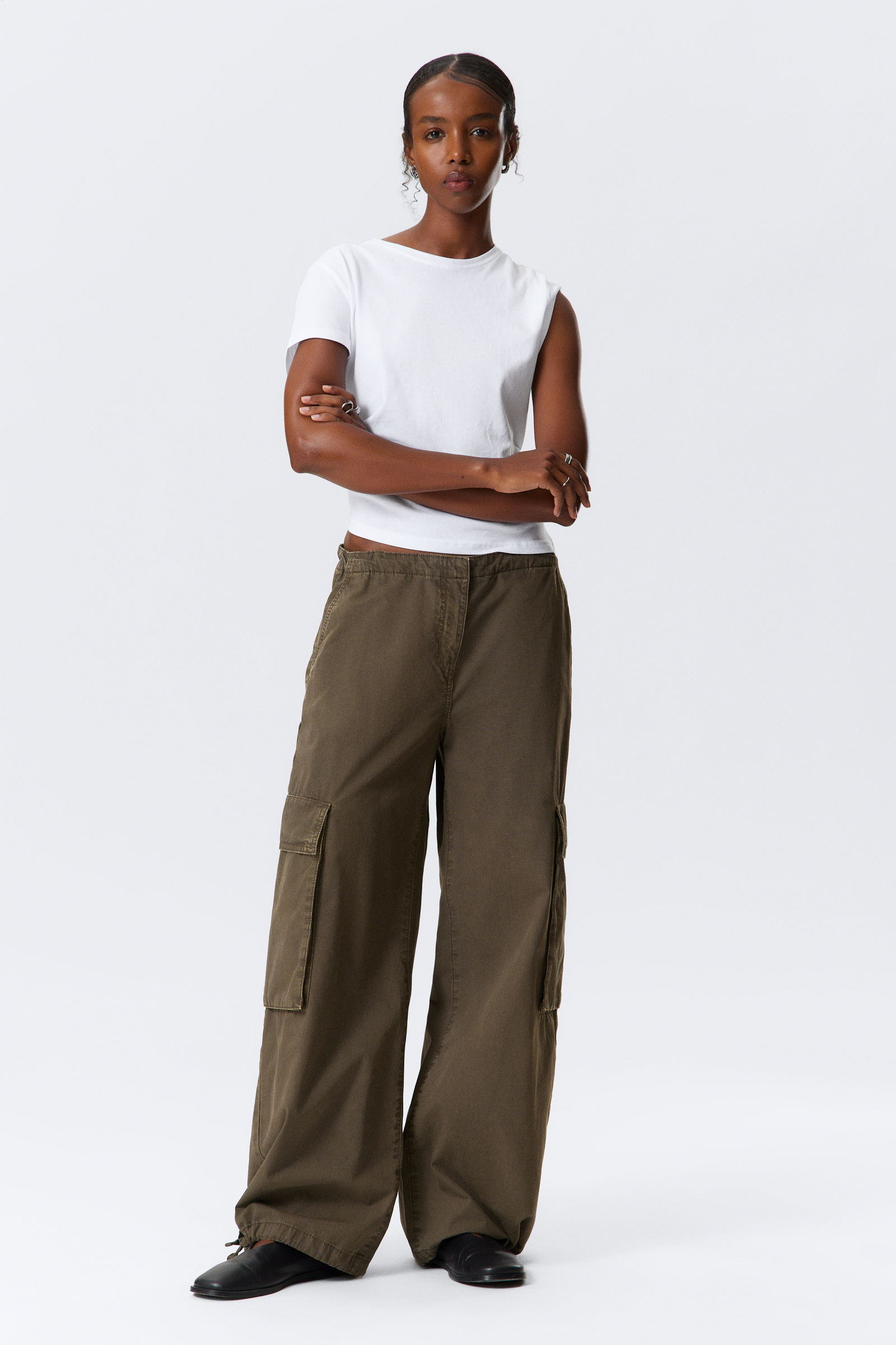 Low Rise Wide Leg Cargo Trousers von Weekday
