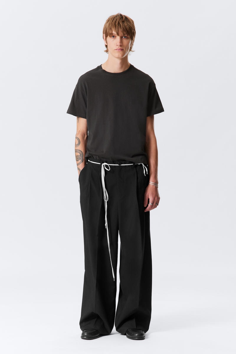 Loose Fit Pleated Suit Trousers Loose Fit Pleated Suit Trousers von Weekday