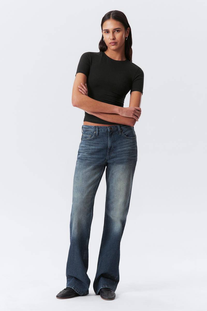 Moon Mid Rise Regular Bootcut Leg Jeans von Weekday