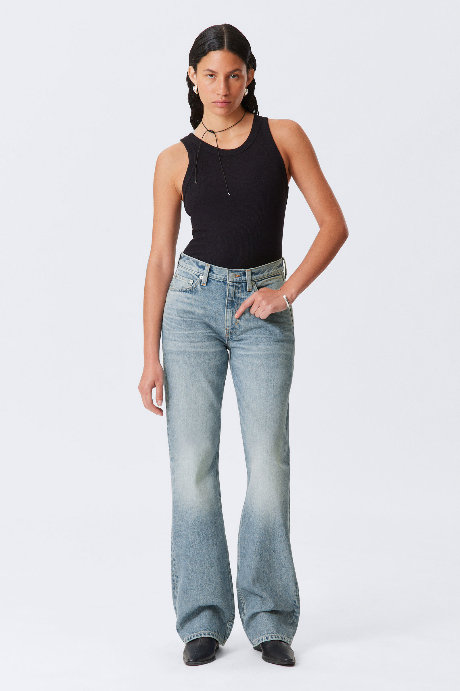 Moon Mid Rise Regular Bootcut Leg Jeans von Weekday
