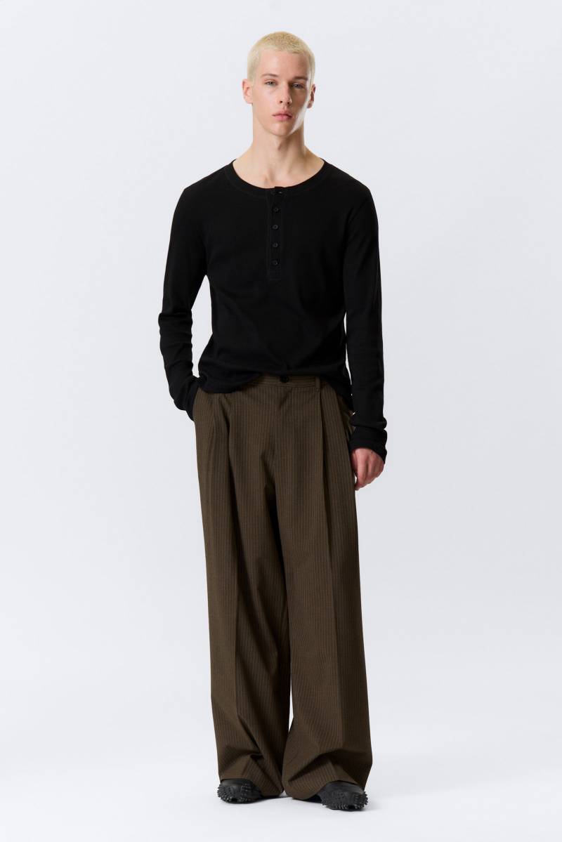 Nate Loose Fit Pleated Suit Trousers von Weekday