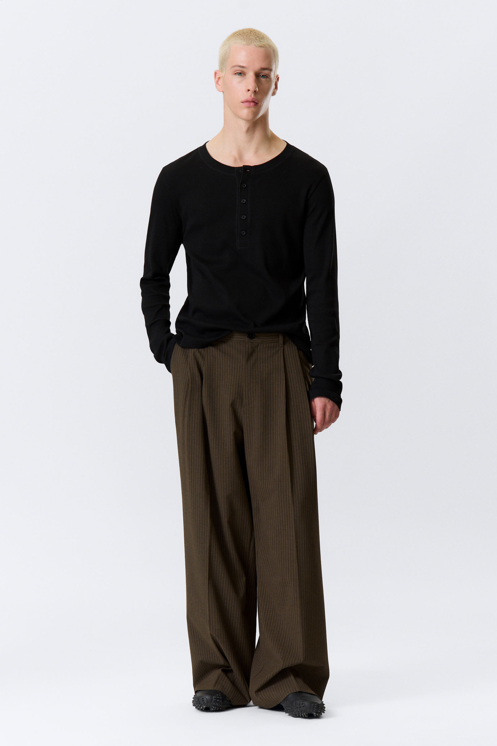 Nate Loose Fit Pleated Suit Trousers von Weekday