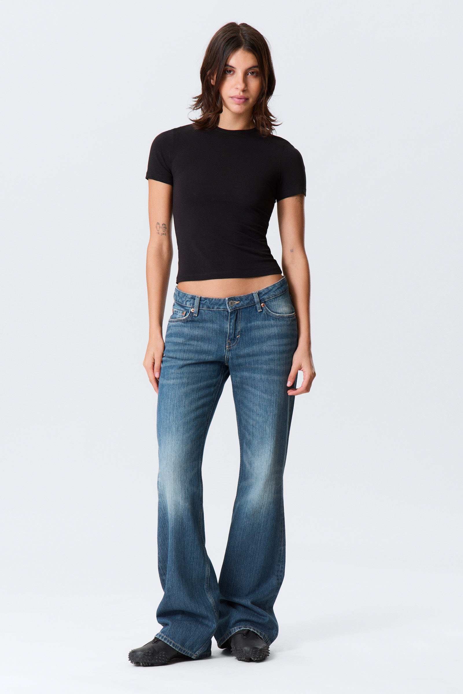 Nova Low Rise Slim Bootcut Leg Jeans von Weekday