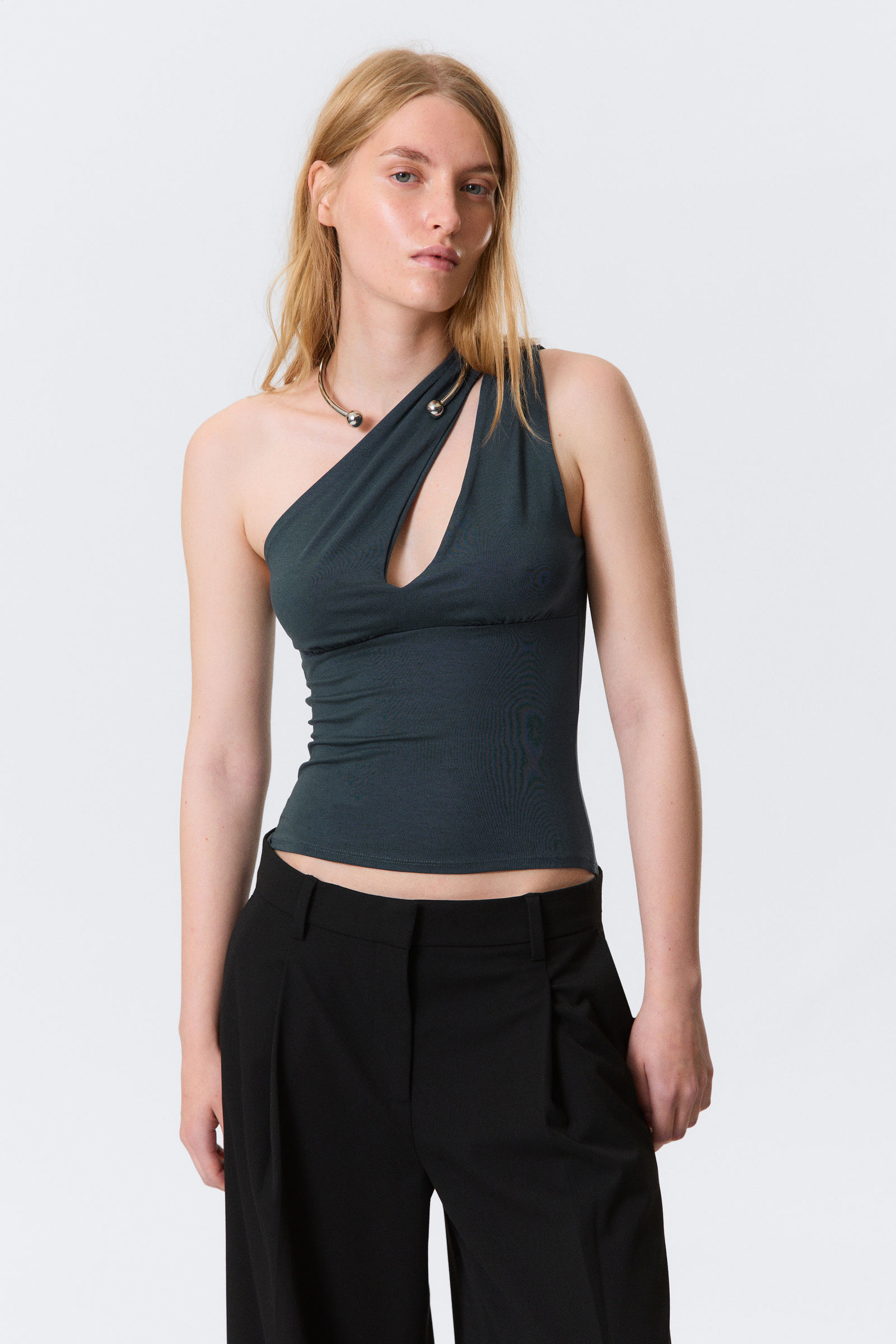 One-shoulder cut-out top von Weekday
