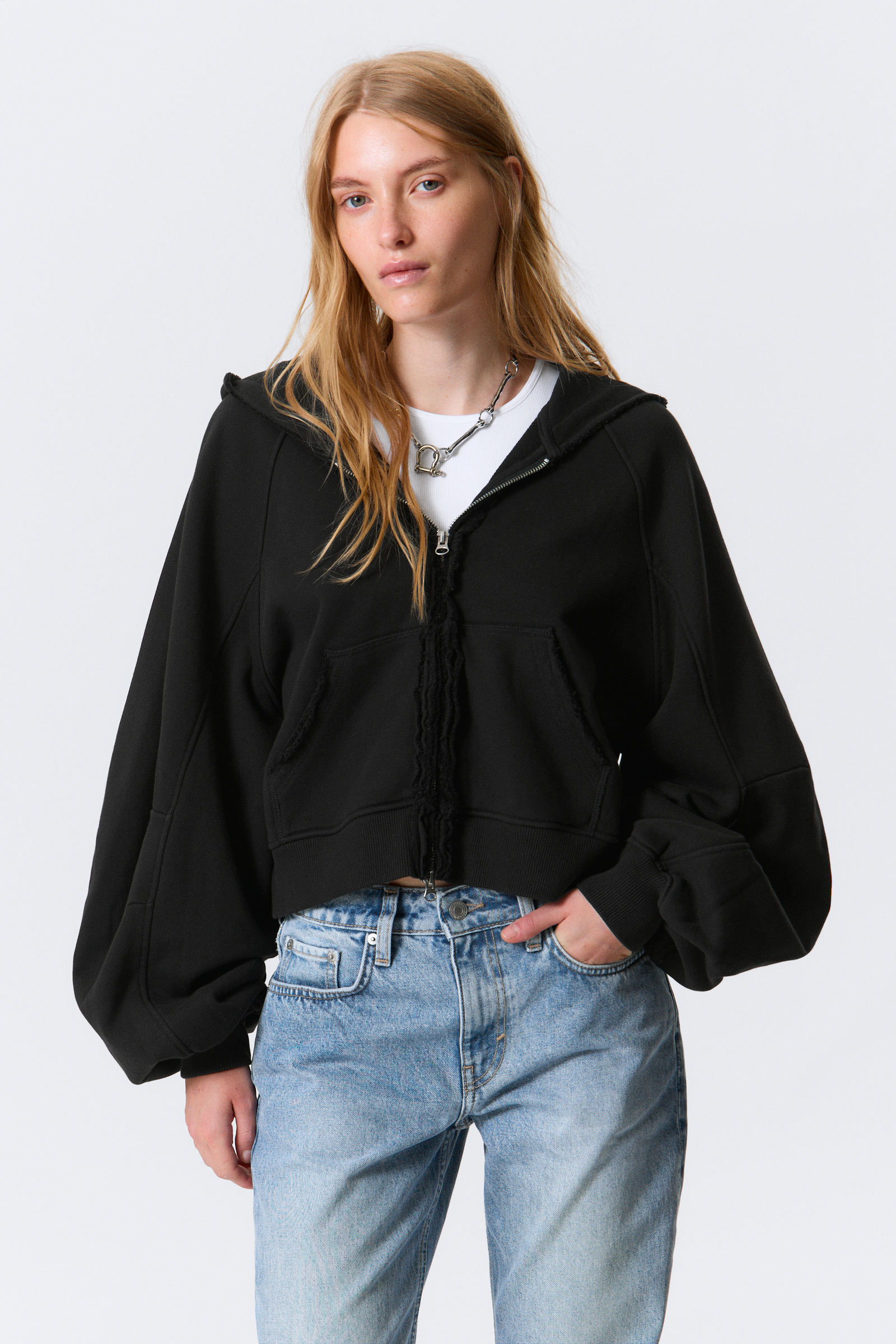 Oversized Cropped Frayed Zip Hoodie von Weekday