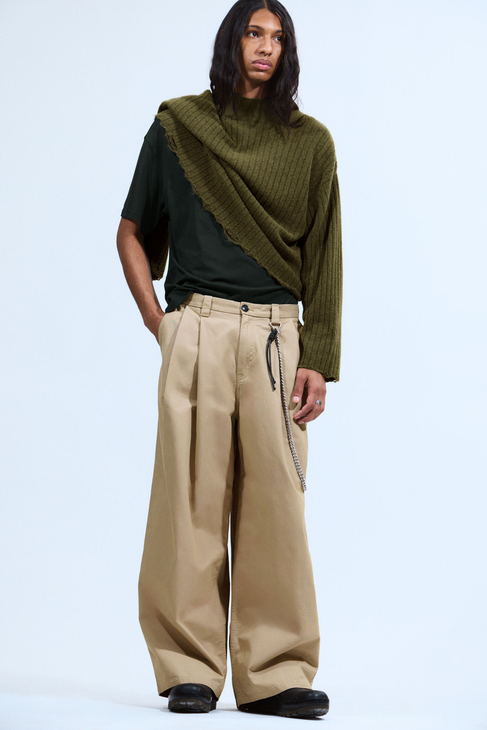 Otis Oversized Pleated Cotton Twill Chinos von Weekday