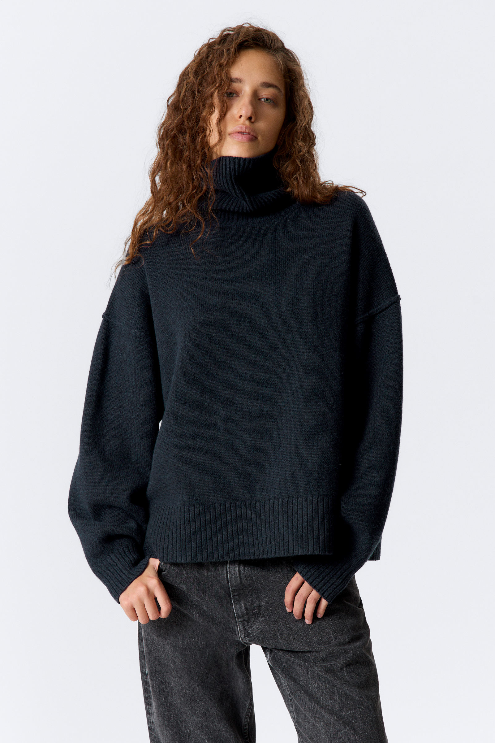 Oversized Wool Turtleneck Sweater von Weekday