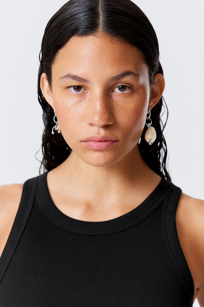Pierced Shell Pendant Earrings Pierced Shell Pendant Earrings von Weekday