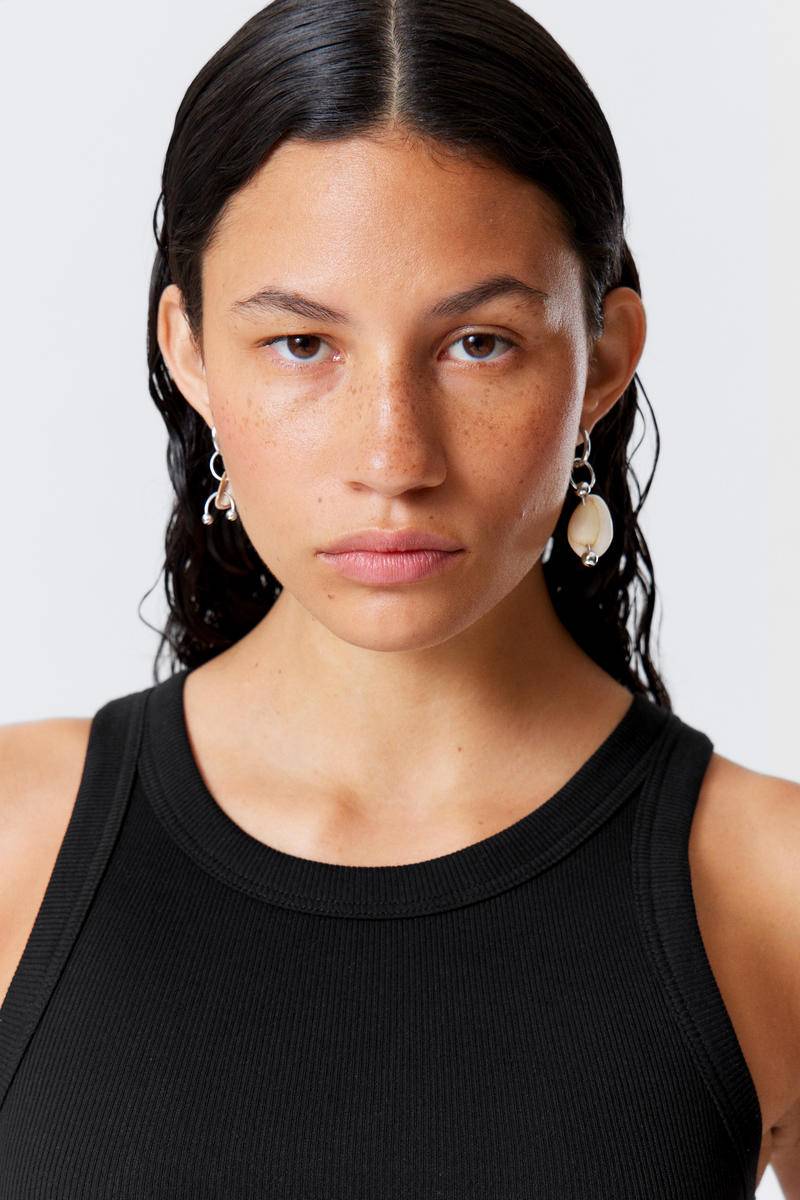 Pierced Shell Pendant Earrings von Weekday