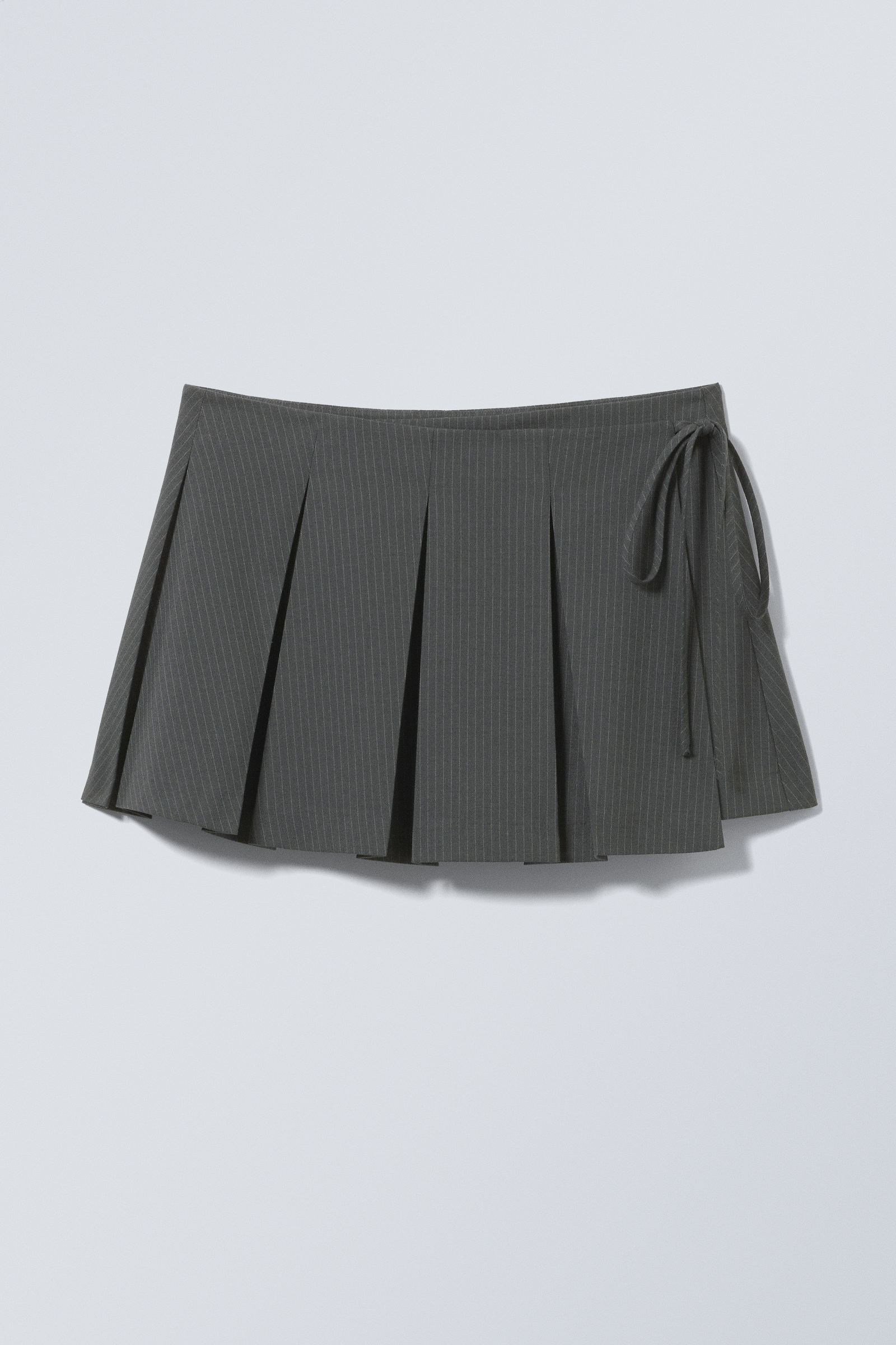 Pleated Mini Wrap Skirt von Weekday