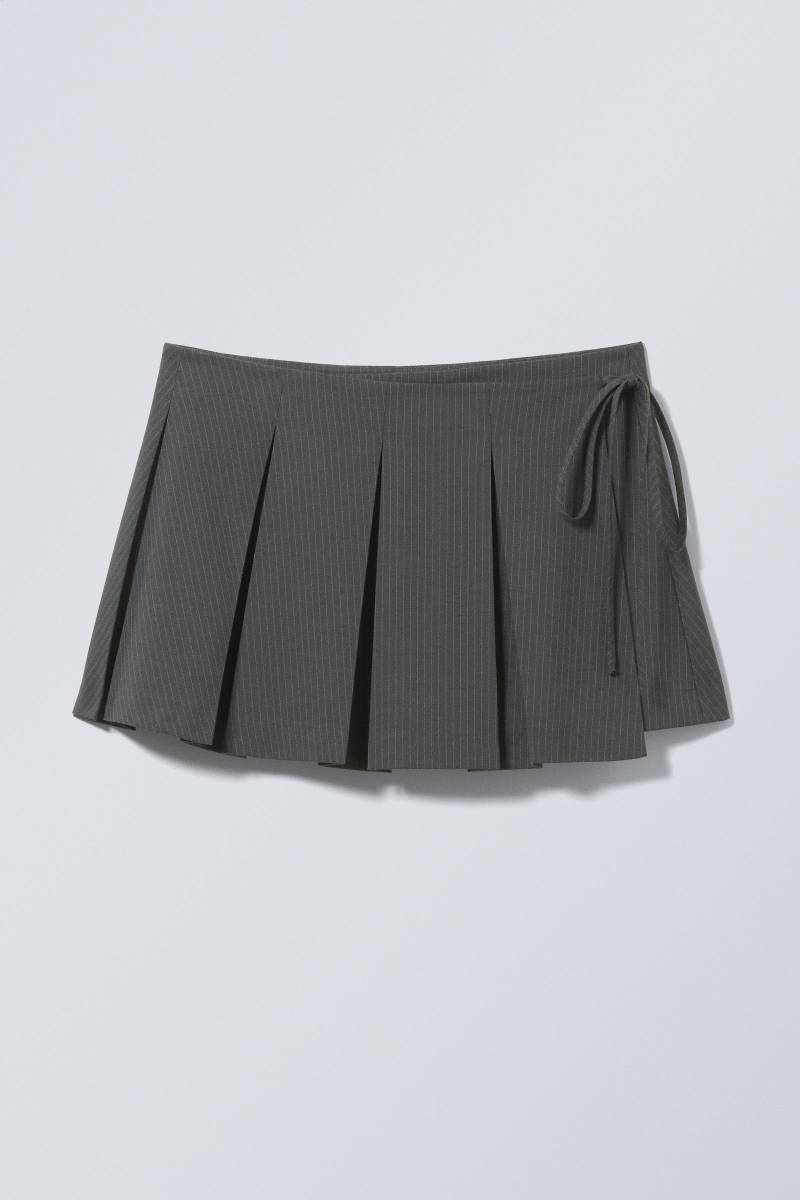 Pleated Mini Wrap Skirt von Weekday