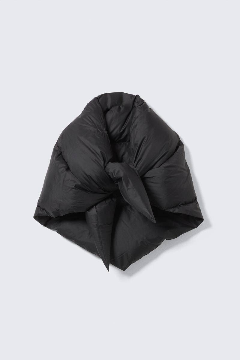 Recycled Down Padded Triangle Scarf von Weekday
