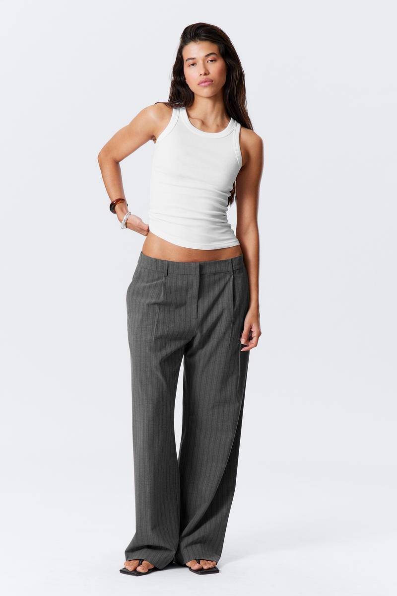 Relaxed Mid Rise Pleated Suiting Trousers von Weekday
