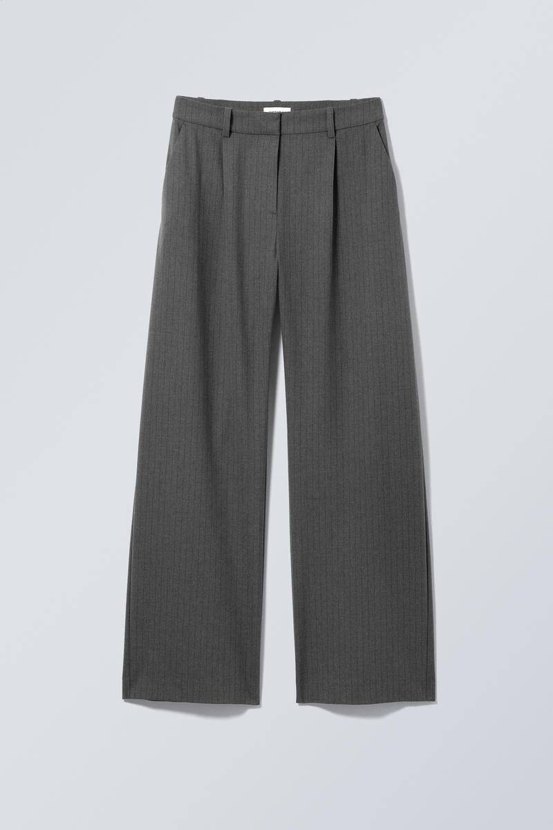 Relaxed Mid Rise Pleated Suiting Trousers von Weekday