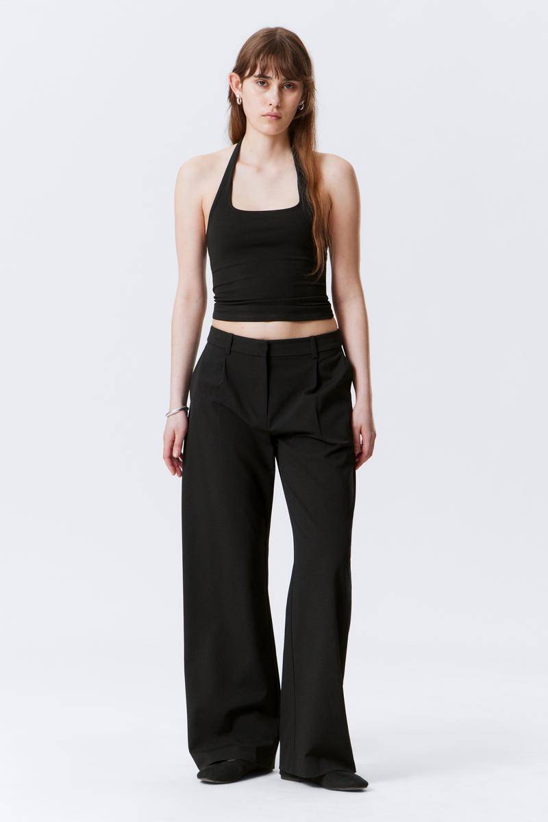 Relaxed Mid Rise Pleated Suiting Trousers von Weekday