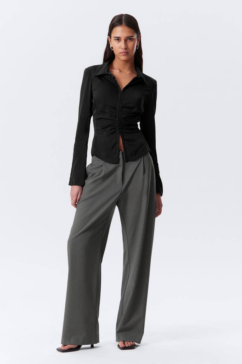 Relaxed Mid Rise Pleated Suiting Trousers von Weekday