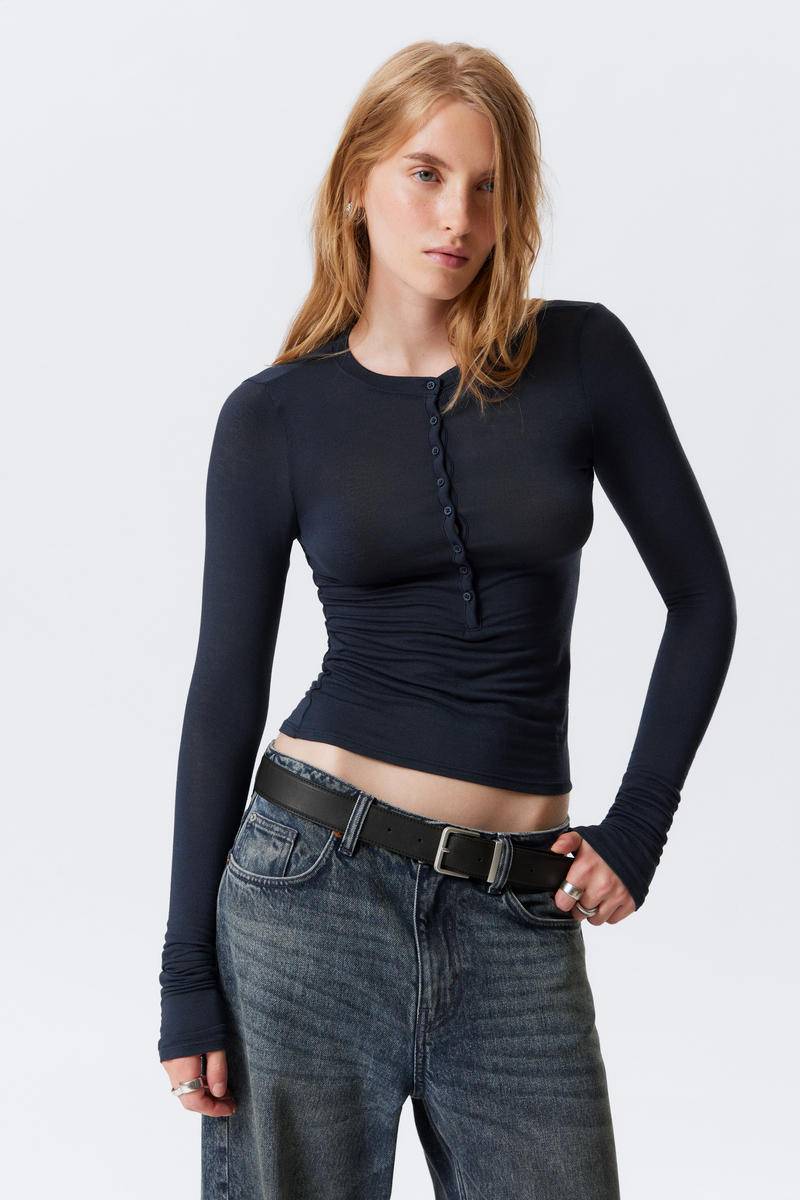 Slim Long-Sleeved Henley Top von Weekday