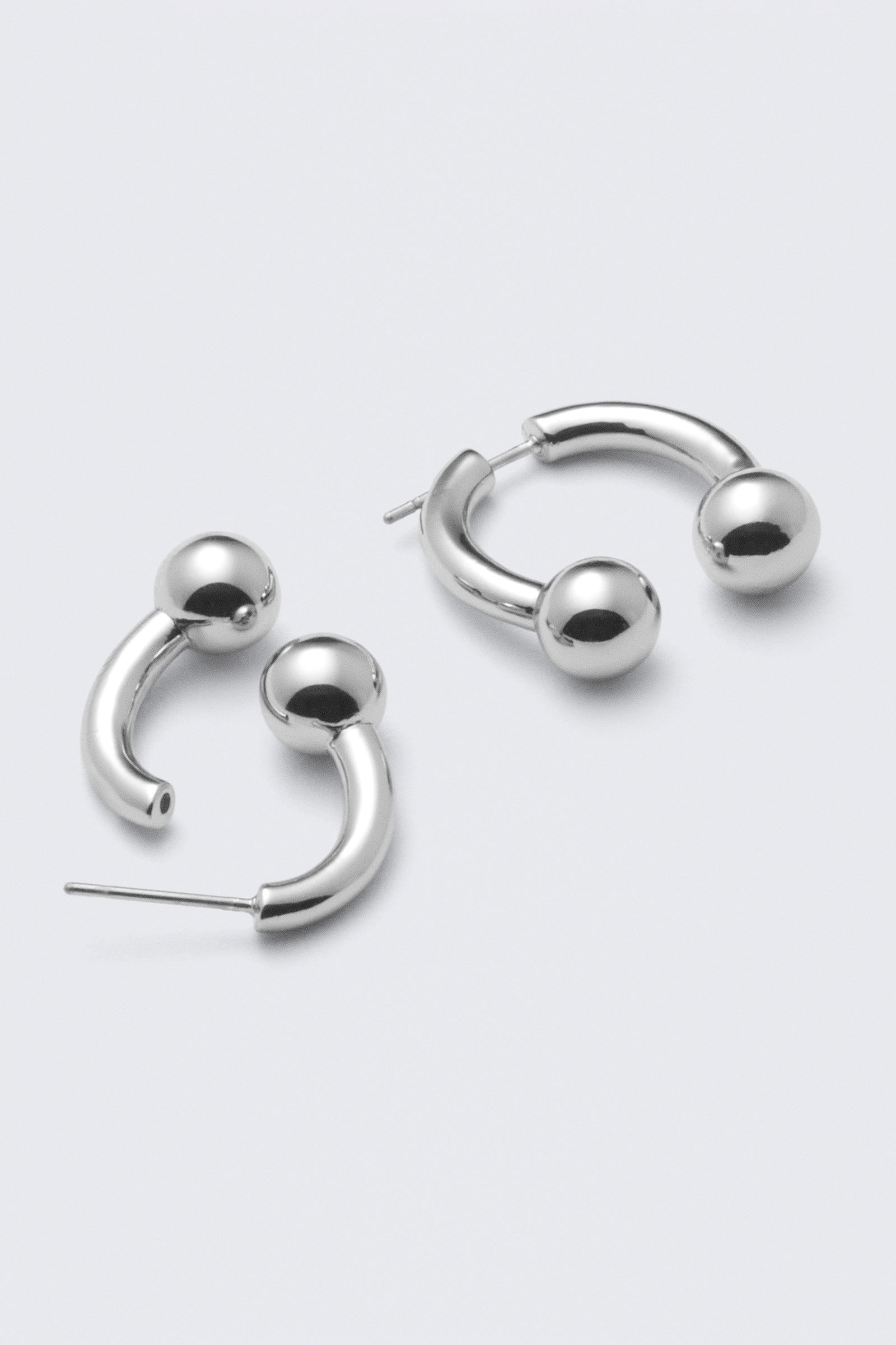 Sculptural Open-ended Hoop Earrings von Weekday