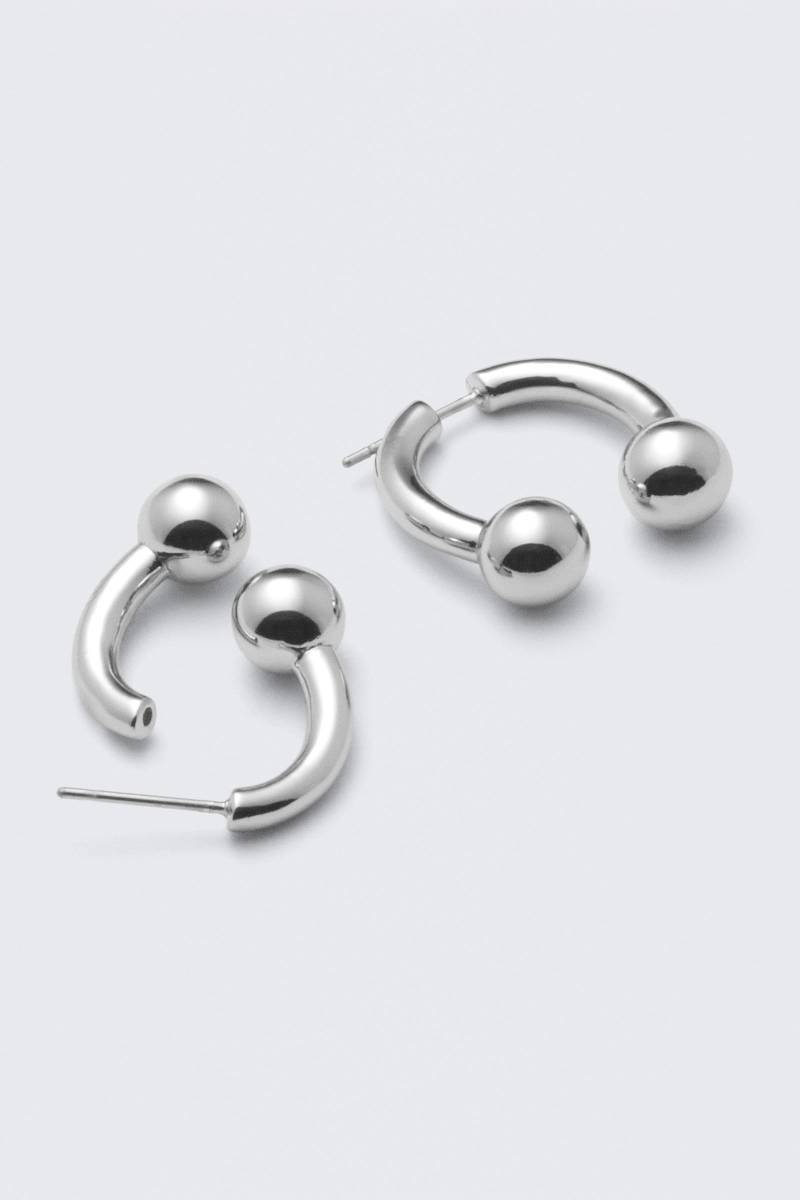 Sculptural Open-ended Hoop Earrings von Weekday
