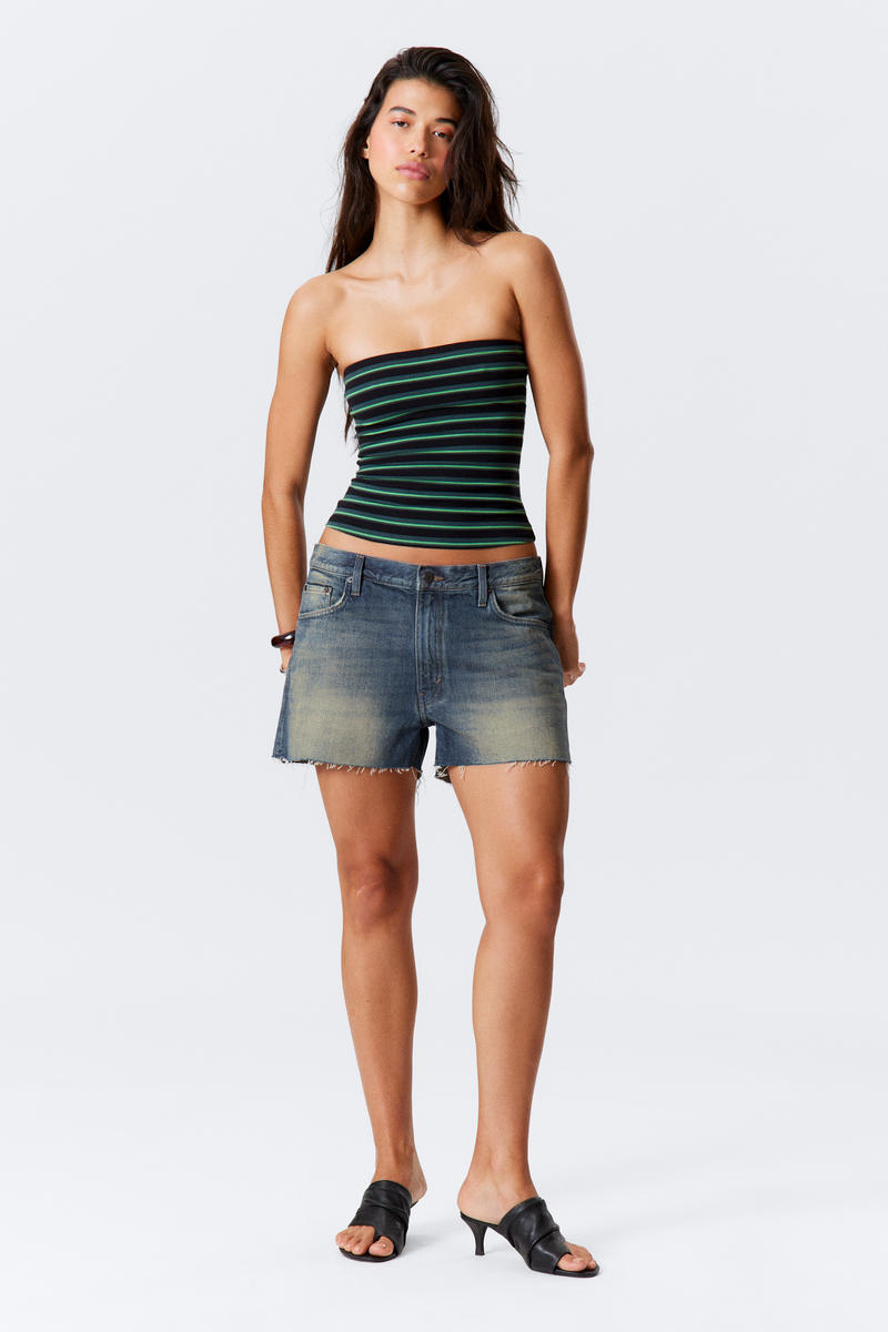 Duchess Low Rise Distressed Mini Denim Shorts von Weekday