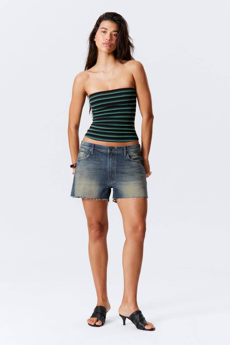 Duchess Low Rise Distressed Mini Denim Shorts von Weekday