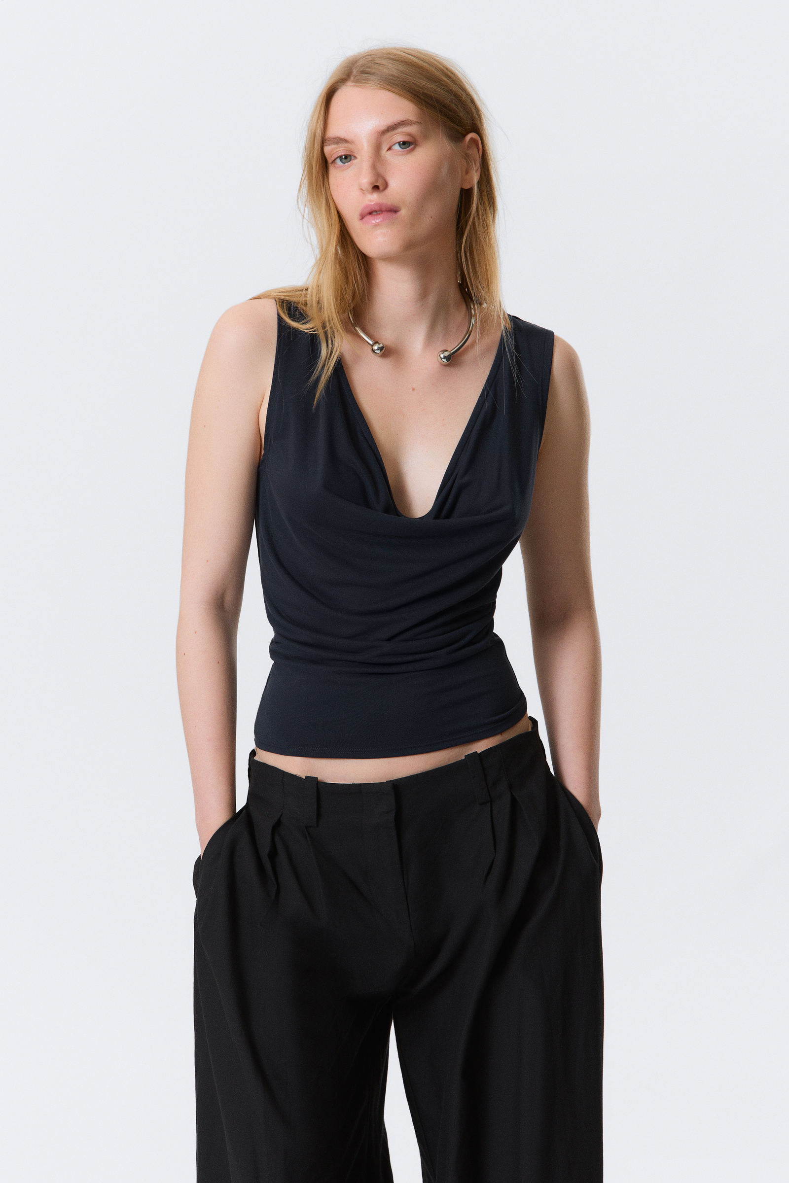Sleeveless Draped Waterfall Top von Weekday
