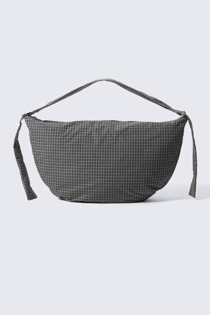 Slouchy Checkered Cotton Shoulder Bag von Weekday