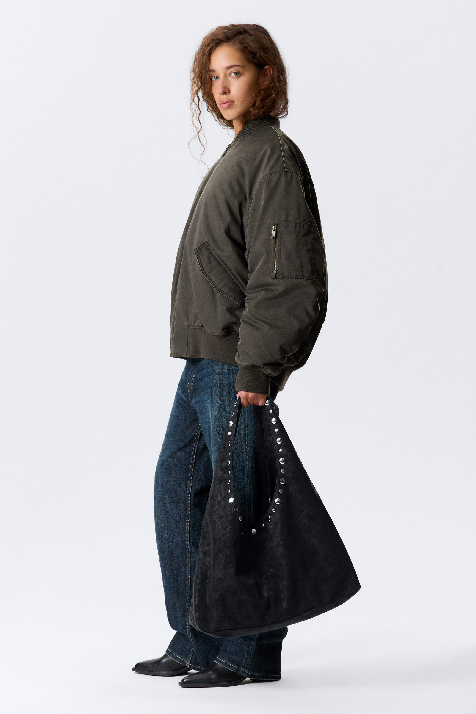 Slouchy Faux Leather Shoulder von Weekday