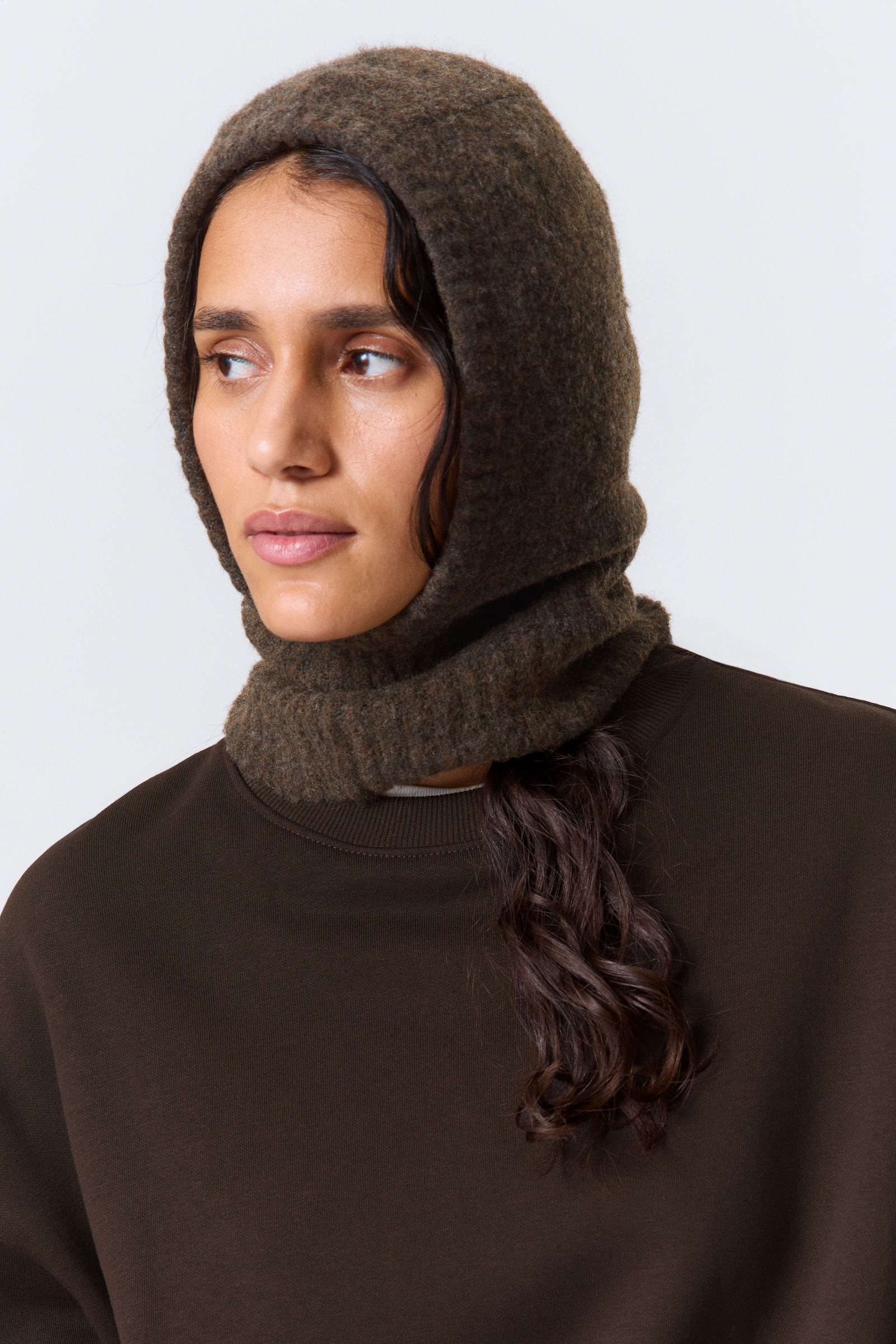 Soft Ribbed Knitted Hood von Weekday