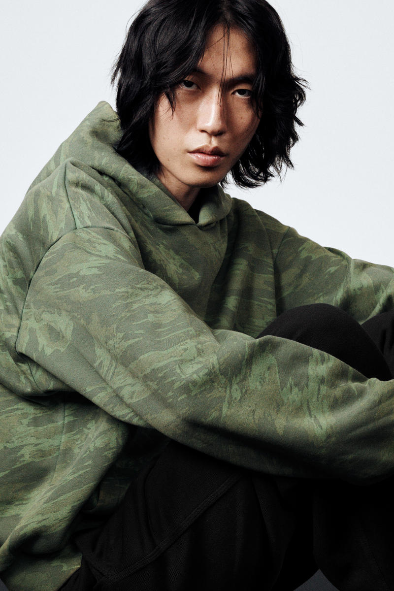 Square Loose Fit Graphic Hoodie von Weekday