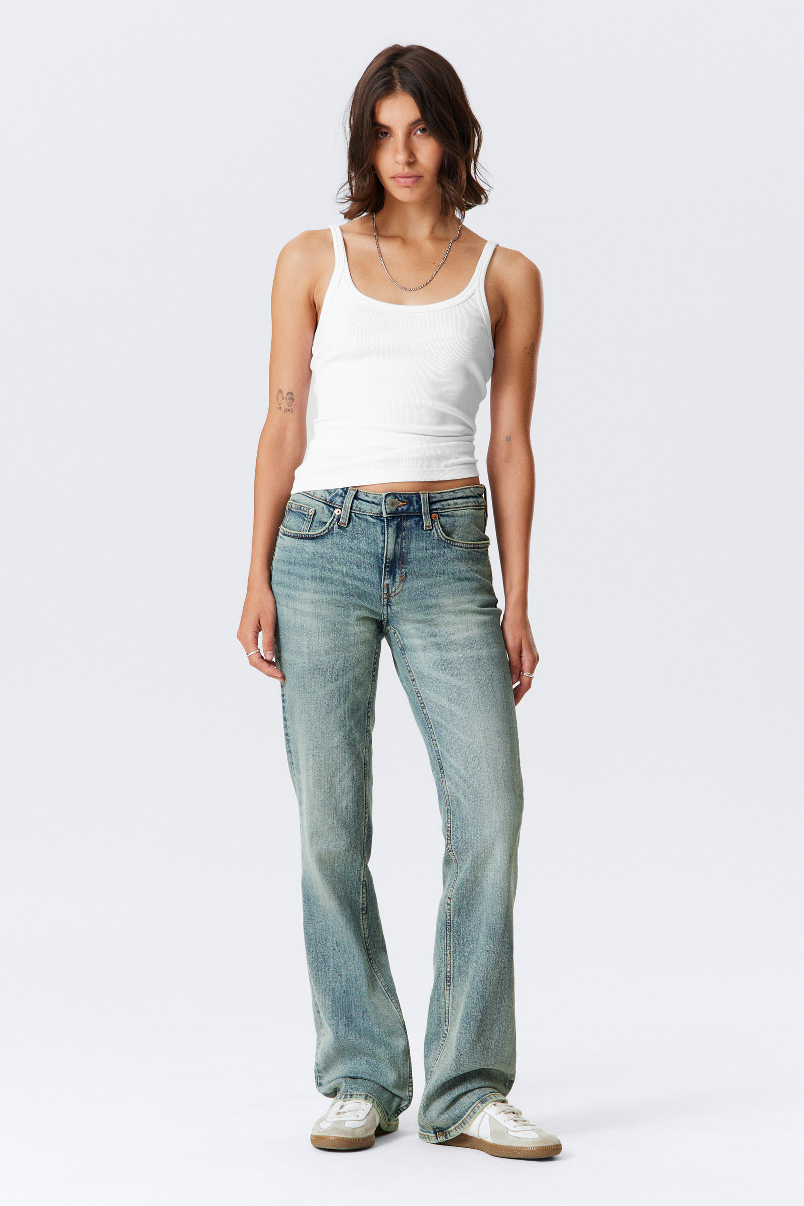 Tension Mid Rise Slim Bootcut Leg Jeans von Weekday