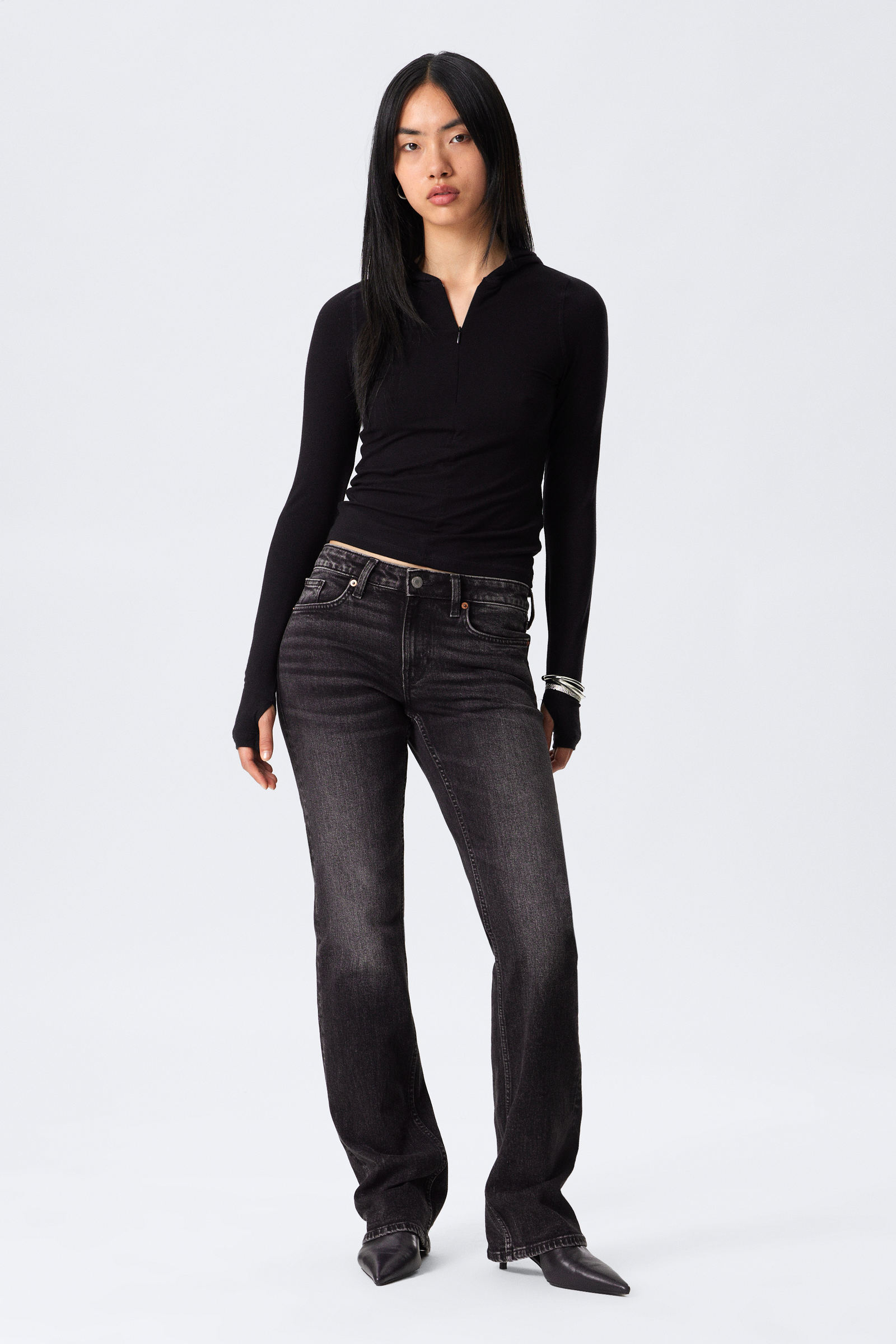 Tension Mid Rise Slim Bootcut Leg Jeans von Weekday