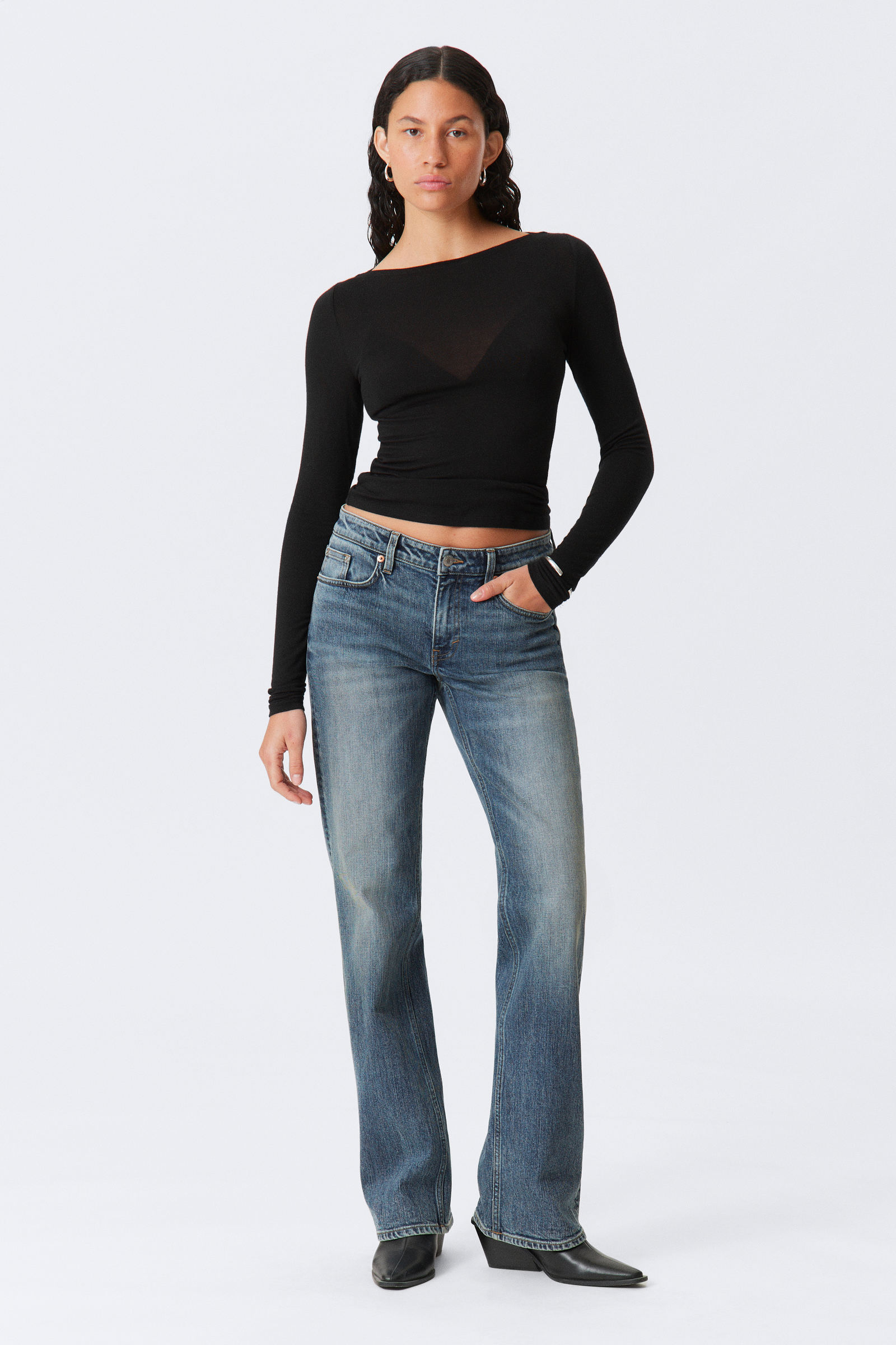 Tension Mid Rise Slim Bootcut Leg Jeans von Weekday