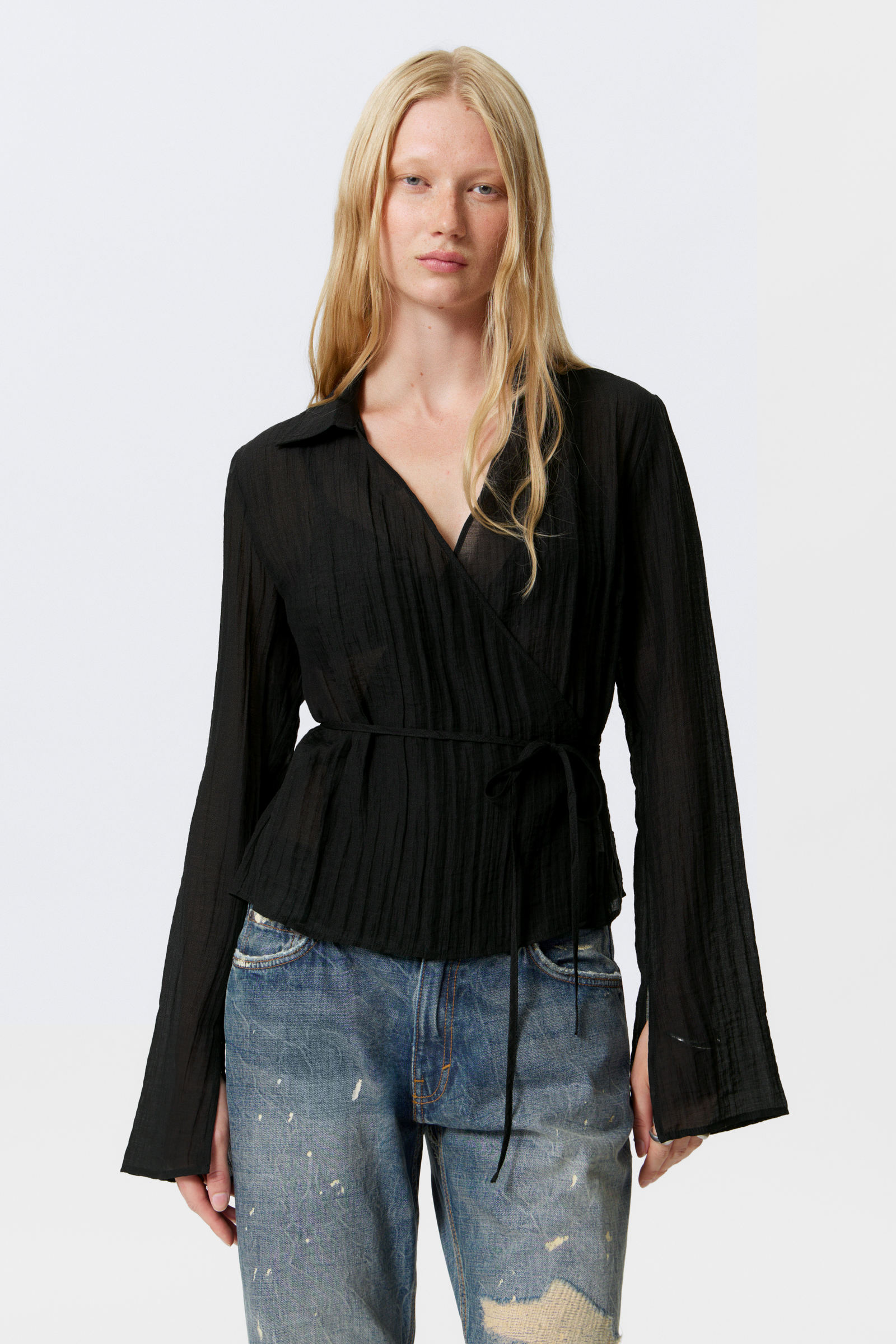 Textured Long-Sleeved Wrap Shirt von Weekday