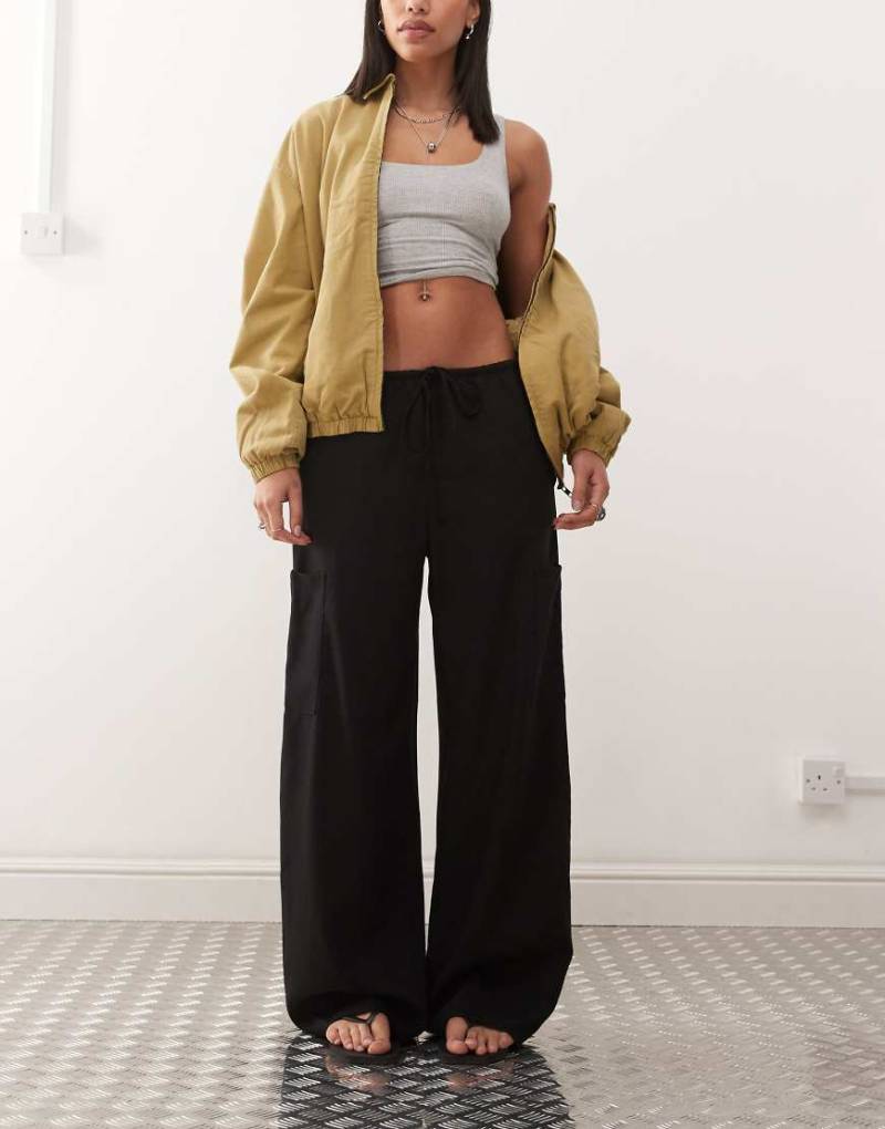 Weekday - Adisa - Cargohose in Schwarz mit weitem Schnitt von Weekday
