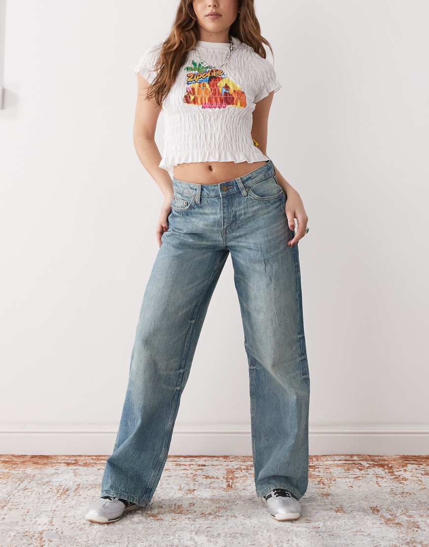 Weekday - Ample - Weit geschnittene Jeans in blauer Used-Waschung mit niedrigem Bund von Weekday