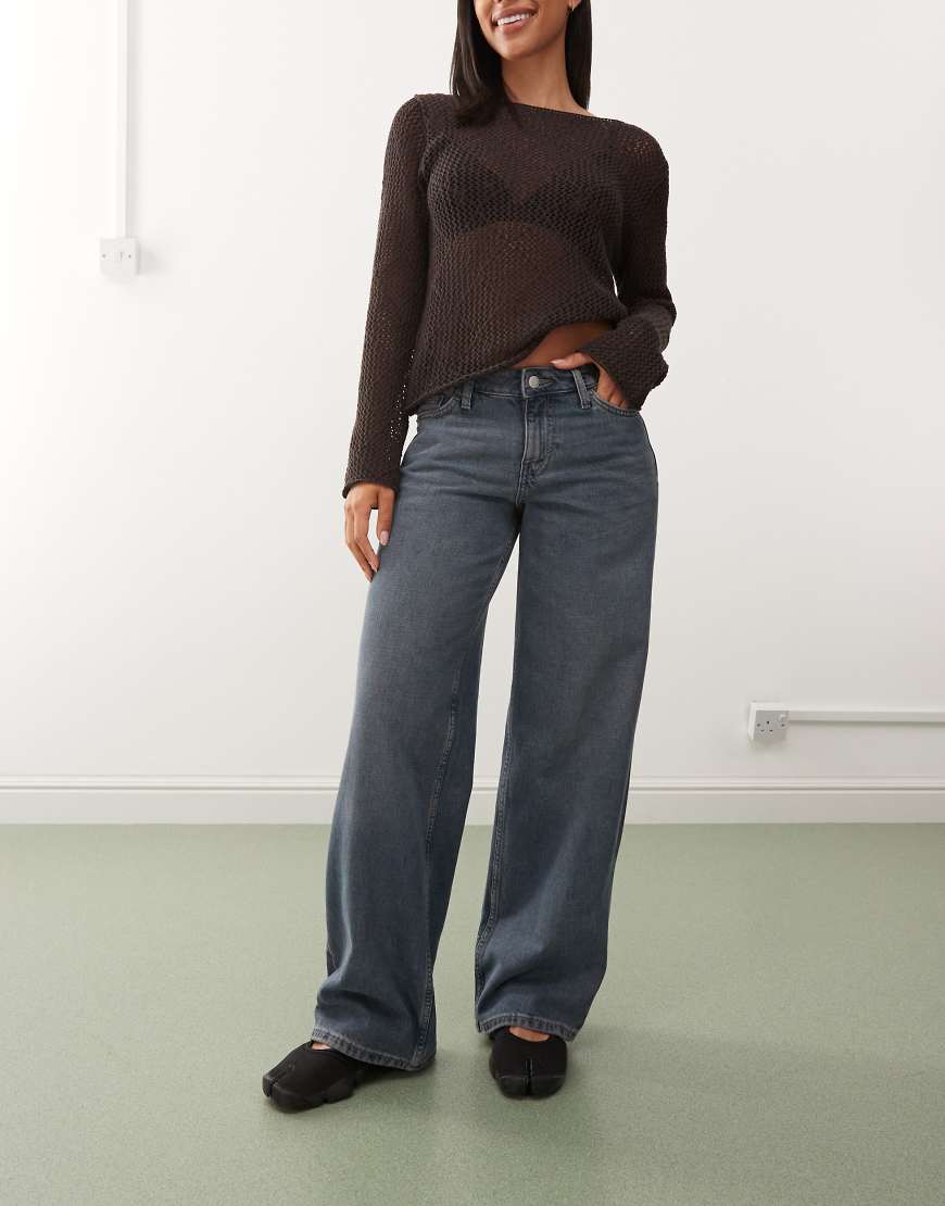 Weekday - Ample - Weit geschnittene Jeans in staubblauer Waschung mit niedrigem Bund von Weekday