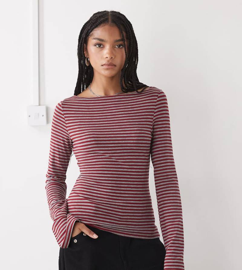 Weekday - Annie - Langärmliges Oberteil mit U-Boot-Ausschnitt und Streifen in Rot und Grau, exklusiv bei ASOS von Weekday