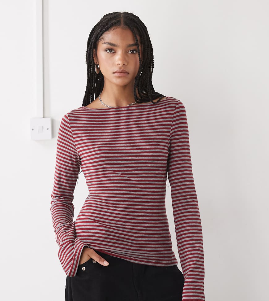 Weekday - Annie - Langärmliges Oberteil mit U-Boot-Ausschnitt und Streifen in Rot und Grau, exklusiv bei ASOS von Weekday