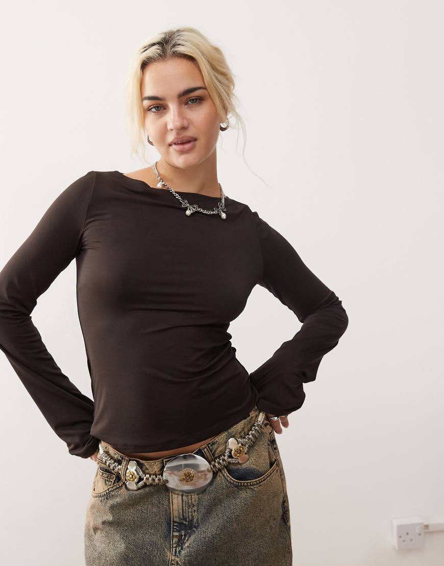 Weekday - Annie - Langärmliges T-Shirt in Dunkelbraun mit U-Boot-Ausschnitt von Weekday
