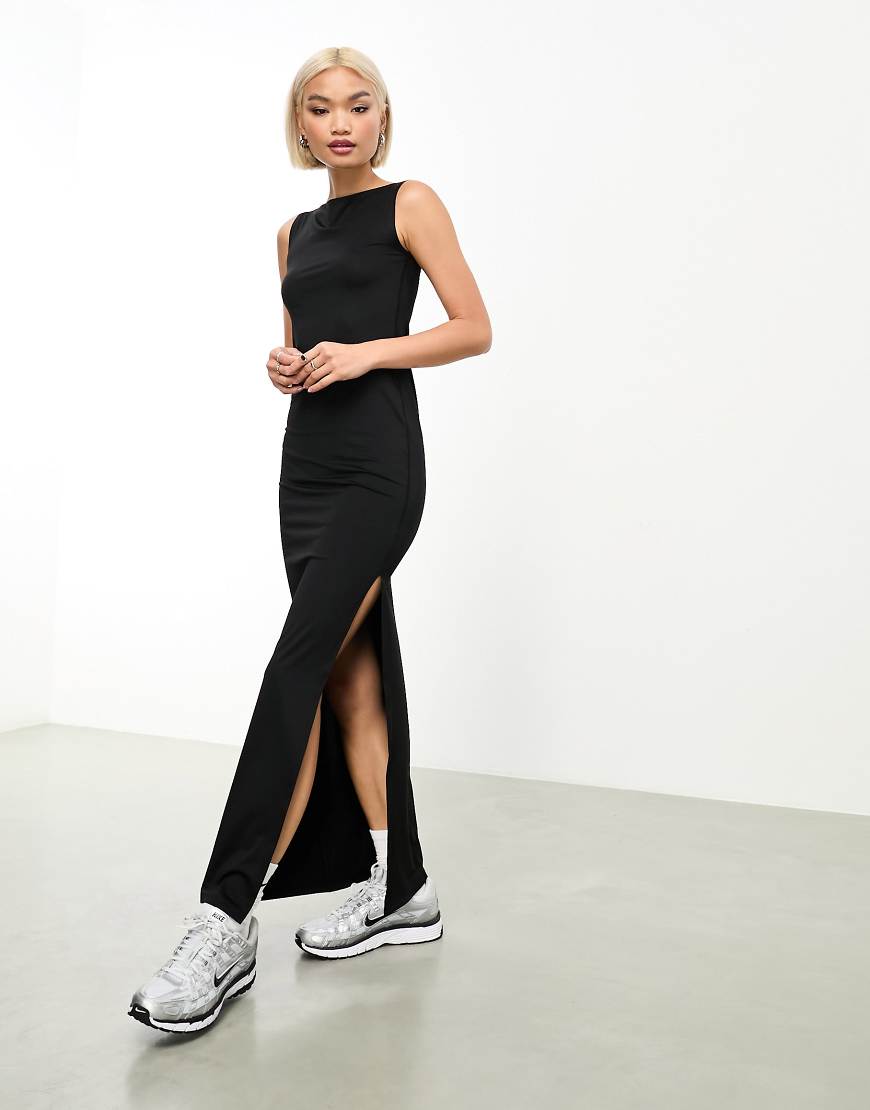 Weekday - Annie - Maxikleid in Schwarz mit Seitenschlitz und U-Boot-Ausschnitt Weekday - Annie - Maxikleid in Schwarz mit Seitenschlitz und U-Boot-Ausschnitt von Weekday